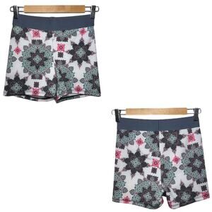 Onzie Flow Bike Shorts Color: Boho Love Print Woman's size Small/medium #285